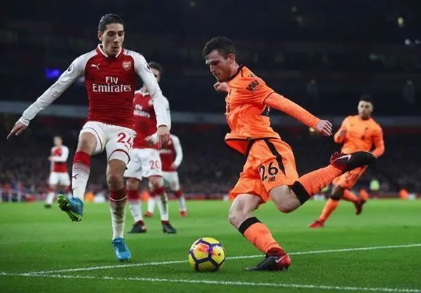 英超最新积分榜：阿森纳0-1掉第2，利物浦2-1绝杀升榜首，曼联0-3